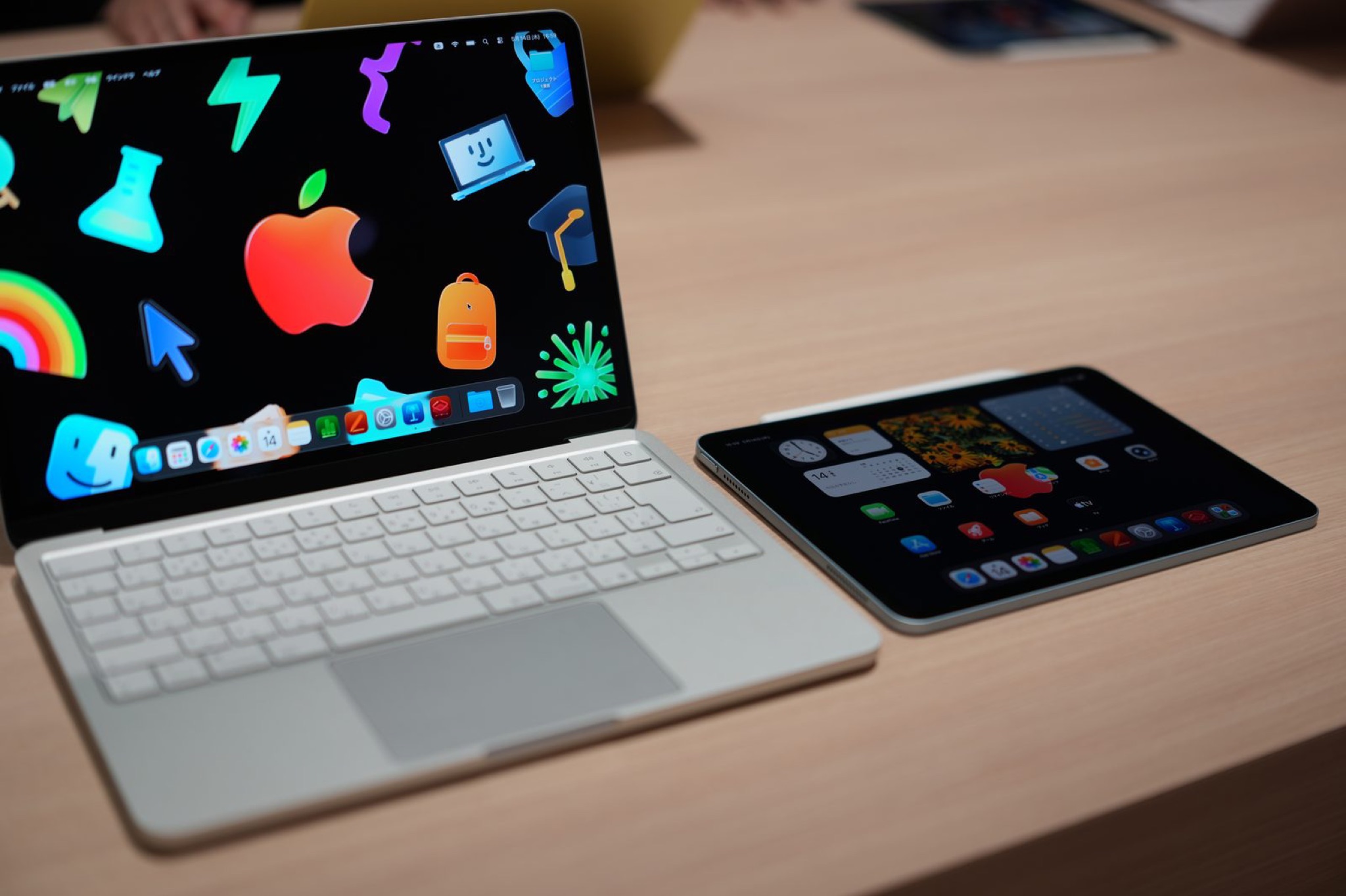 机ごとにペアで配置されたMacBookとiPad
