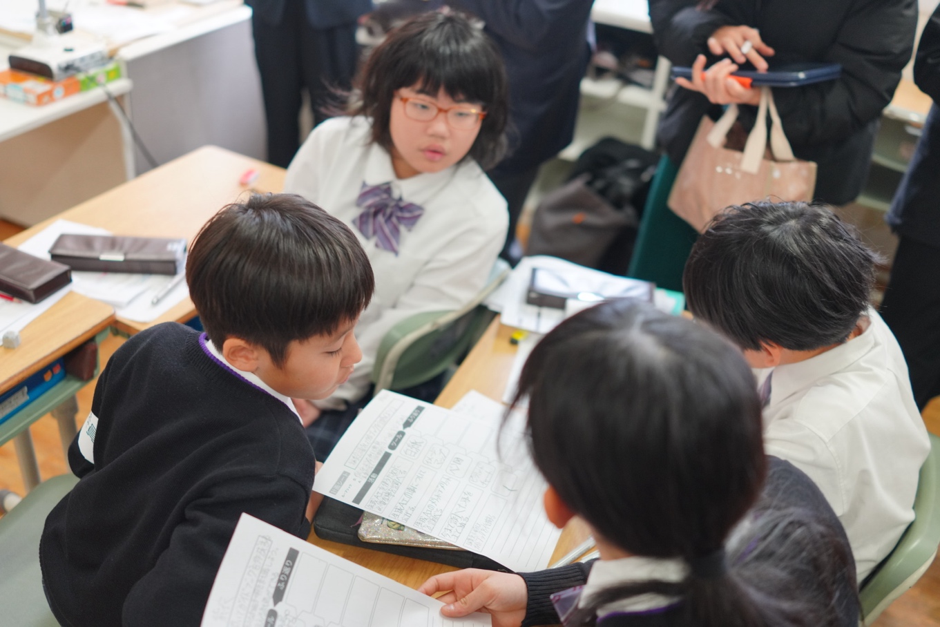 「編集会議」で討議する児童たちの様子